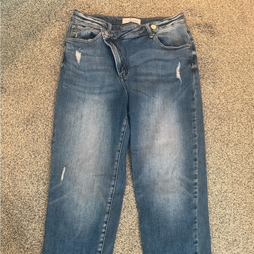 Risen asymmetrical waist straight cropped jeans